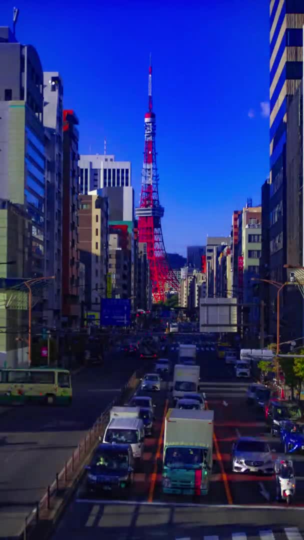 Час руху на міській вулиці позаду вежі Токіо вертикальний постріл. — стокове відео