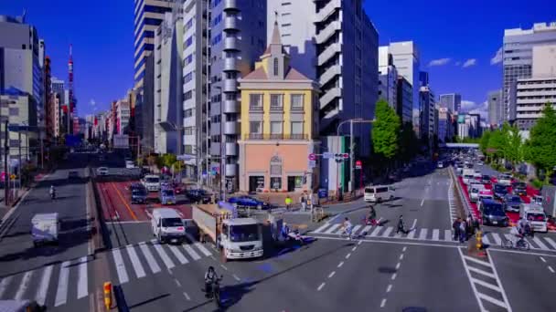 Tokyo Kulesi 'nin arkasındaki şehir sokağındaki trafiğin zamanlaması çok geniş. — Stok video