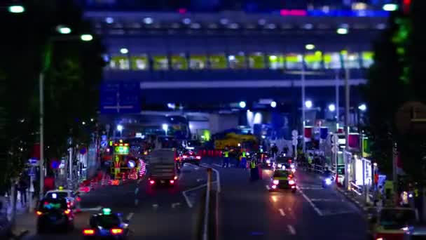 Ночной хронометраж миниатюрной городской улицы в Сибуя Токио с изменением наклона зума — стоковое видео