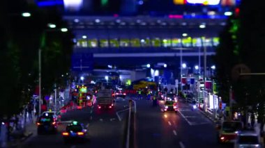 Shibuya Tokyo 'daki minyatür şehir caddesinin gece zoom' u.