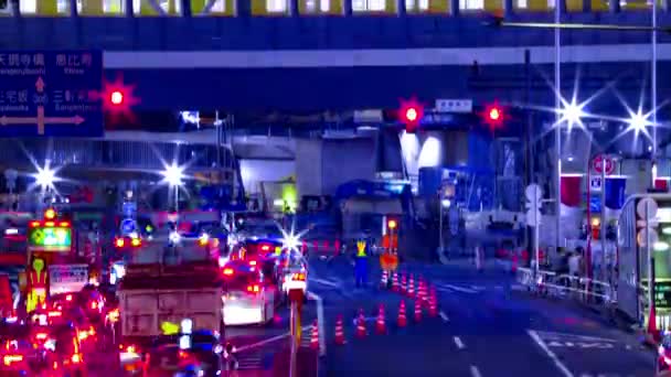 Ein nächtlicher Zeitraffer der urbanen Stadtstraße in Shibuya Tokyo lange Belichtungsneigung — Stockvideo