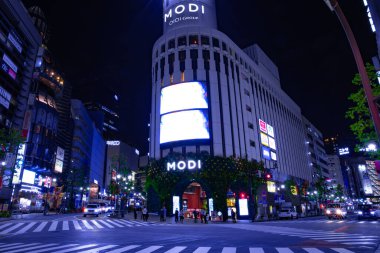 Shibuya Tokyo 'da neon bir gece kasabası.