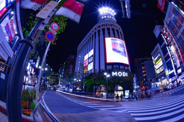 Shibuya Tokyo 'da neon bir gece kasabası.