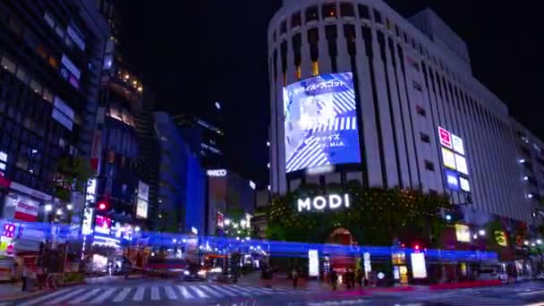 Een motie timelapse van de neon stad in Shibuya op de avond monding opname — Stockvideo