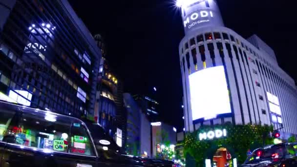 Een avond timeapse van de neon stad in Shibuya Tokio wijd schot kantelen — Stockvideo