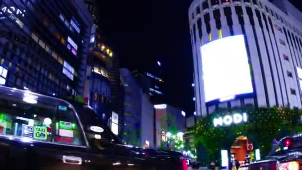 Een avond timeapse van de neon stad in Shibuya Tokio wijd shot zoom — Stockvideo