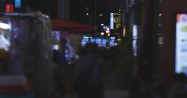 Taipei 'deki Ningxia gece pazarında yürüyen insanlar. Yüksek kalite 4K görüntü. Datong bölgesi Ningxia Rd Taipei Taiwan 04.08.2025