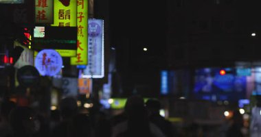 Taipei 'deki Ningxia gece pazarında yürüyen insanlar. Yüksek kalite 4K görüntü. Datong bölgesi Ningxia Rd Taipei Taiwan 04.08.2025