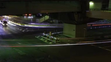 Takashimadaira Tokyo 'daki üst geçidin altındaki trafik sıkışıklığının gece vakti. Yüksek kalite 4K görüntü. Itabashi bölgesi Takashimadaira Tokyo 08.05.2025 Tokyo 'nun merkezidir.. 