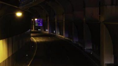 Takashimadaira Tokyo 'daki üst geçidin altındaki trafik sıkışıklığının gece vakti. Yüksek kalite 4K görüntü. Itabashi bölgesi Takashimadaira Tokyo 08.05.2025 Tokyo 'nun merkezidir.. 