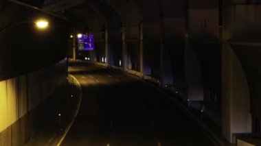 Takashimadaira Tokyo 'daki üst geçidin altındaki trafik sıkışıklığının gece vakti. Yüksek kalite 4K görüntü. Itabashi bölgesi Takashimadaira Tokyo 08.05.2025 Tokyo 'nun merkezidir.. 