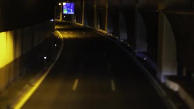 Takashimadaira Tokyo 'daki üst geçidin altındaki trafik sıkışıklığının gece vakti. Yüksek kalite 4K görüntü. Itabashi bölgesi Takashimadaira Tokyo 08.05.2025 Tokyo 'nun merkezidir.. 