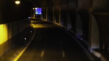 Takashimadaira Tokyo 'daki üst geçidin altındaki trafik sıkışıklığının gece vakti. Yüksek kalite 4K görüntü. Itabashi bölgesi Takashimadaira Tokyo 08.05.2025 Tokyo 'nun merkezidir.. 