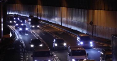 Tokyo 'daki şehir üst geçidinin altında bir trafik sıkışıklığı şehri. Yüksek kalite 4K görüntü. Itabashi bölgesi Takashimadaira Tokyo 08.05.2025 Tokyo 'nun merkezidir.. 