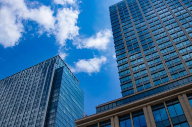 İş kasabasındaki ofis binasını yansıtan bir bulut şehri. Yüksek kalite fotoğraf. Chiyoda bölgesi Otemachi Tokyo Japonya 08.26.2025 Tokyo 'nun merkezidir.. 