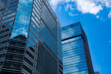 İş kasabasındaki ofis binasını yansıtan bir bulut şehri. Yüksek kalite fotoğraf. Chiyoda bölgesi Otemachi Tokyo Japonya 08.26.2025 Tokyo 'nun merkezidir.. 