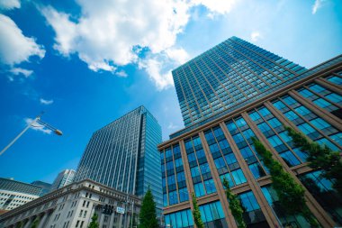 Şehir merkezindeki ofis binasını yansıtan bir bulut manzarası. Yüksek kalite fotoğraf. Chiyoda bölgesi Otemachi Tokyo Japonya 08.26.2025 Tokyo 'nun merkezidir.. 