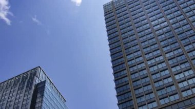 Otemachi Tokyo 'daki iş kasabasındaki ofis binasını yansıtan bir bulut zaman çizelgesi. Yüksek kalite 4K görüntü. Chiyoda bölgesi Otemachi Tokyo Japonya 08.26.2025 Tokyo 'nun merkezidir.