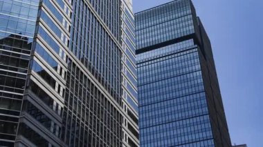 Otemachi Tokyo 'daki iş kasabasındaki ofis binasını yansıtan bir bulut zaman çizelgesi. Yüksek kalite 4K görüntü. Chiyoda bölgesi Otemachi Tokyo Japonya 08.26.2025 Tokyo 'nun merkezidir.