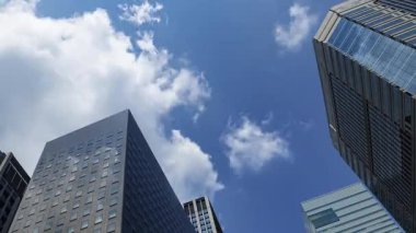 Otemachi Tokyo 'daki iş kasabasındaki ofis binasını yansıtan bir bulut zaman çizelgesi. Yüksek kalite 4K görüntü. Chiyoda bölgesi Otemachi Tokyo Japonya 08.26.2025 Tokyo 'nun merkezidir.