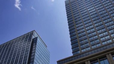 Otemachi Tokyo 'daki iş kasabasındaki ofis binasını yansıtan bir bulut zaman çizelgesi. Yüksek kalite 4K görüntü. Chiyoda bölgesi Otemachi Tokyo Japonya 08.26.2025 Tokyo 'nun merkezidir.