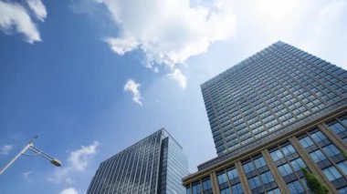 Otemachi Tokyo 'daki iş kasabasındaki ofis binasını yansıtan bir bulut zaman çizelgesi. Yüksek kalite 4K görüntü. Chiyoda bölgesi Otemachi Tokyo Japonya 08.26.2025 Tokyo 'nun merkezidir.