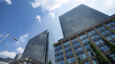 Otemachi Tokyo 'daki iş kasabasındaki ofis binasını yansıtan bir bulut zaman çizelgesi. Yüksek kalite 4K görüntü. Chiyoda bölgesi Otemachi Tokyo Japonya 08.26.2025 Tokyo 'nun merkezidir.