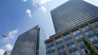 Otemachi Tokyo 'daki iş kasabasındaki ofis binasını yansıtan bir bulut zaman çizelgesi. Yüksek kalite 4K görüntü. Chiyoda bölgesi Otemachi Tokyo Japonya 08.26.2025 Tokyo 'nun merkezidir.