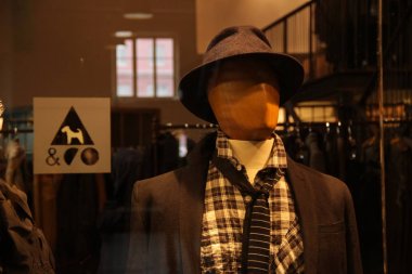 Mağaza vitrinindeki aptal.