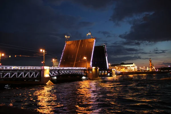 在圣彼得堡的吊桥 — 图库照片