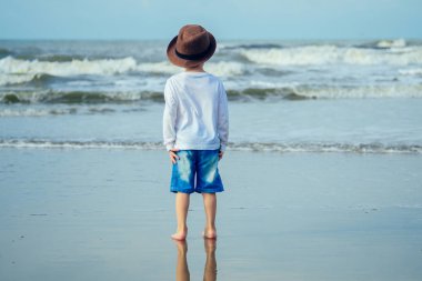 arkadan plaj görünümünde çocuk