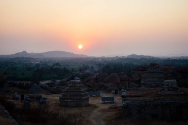 Hampi hindistan gündoğumu günbatımı tepeleregzotik manzara
