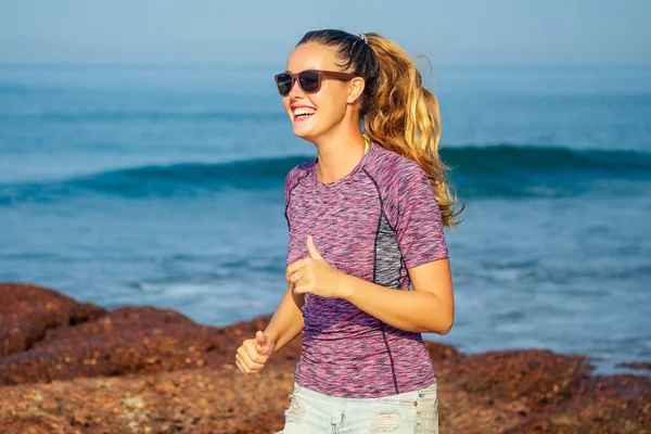 Cardio running workout de jovem mulher bonita aquecer jogging na praia, fitness corpo magro, vida saudável — Fotografia de Stock