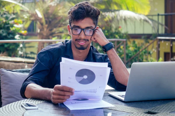 Gut aussehende und junge erfolgreiche indische Mann freiberuflich surfen Fernarbeit mit einem Laptop am Strand am Ozean.Indien Geschäftsmann freiberufliche Programmierung Online-Werbetexter Paradies Landschaft Traumjob — Stockfoto