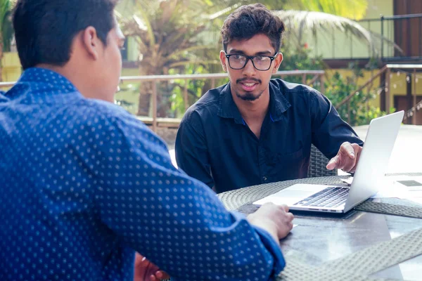Hindistanlı iş adamı koçu ve çok ırklı iş ortağı konuşmacısı yaz lobisinin balkonunda yeni bir projeden bahsediyorlar.