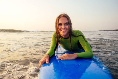 sörf tahtası ile aktif kadınlar tatil tatillerinde su sporu keyfini.rüzgar sörfü sörf okul eğitmeni spor kız. Hint Okyanusu'nda plajda bir dalış kıyafeti dalış kıyafeti turist kadın modeli