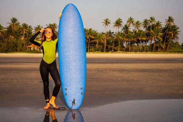 Jovem mulher sexy wetsuit corpo esportivo terno de mergulho com prancha de surf na praia. Emoções positivas menina surf legal aproveitando o momento de verão do pôr do sol na costa paradisíaca viagem e impressão — Fotografia de Stock