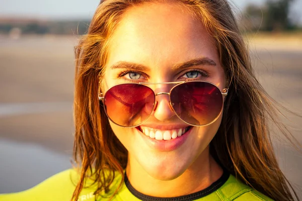Рыжеволосая красивая молодая голубоглазая женщина в стильных круглых очках белоснежная улыбка идеальная кожа без макияжа естественная красота на фоне пляжа парадизе индийского Ocean.surfer женская модель — стоковое фото