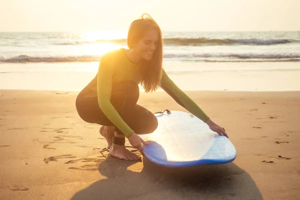 Giovane donna freelance in muta nuoto sopra tavola da surf in acqua in spiaggia.ragazza surfista relax in paradiso isola tramonto romanticismo e libertà freelance nell'Oceano Indiano . — Foto Stock