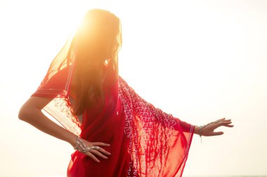 okyanus denizi tarafından cennet tropikal plajda tatil hint kadın modeli. kundan takı geleneksel Hindistan kostümkırmızı düğün sari.asian kız hint okyanusu körfezin kayalar kıyıları yakınında hindu kadın