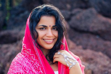 okyanus denizi tarafından cennet tropikal plajda tatil çekici Hint kadın model portresi. kundan takı seti geleneksel Hindistan kostüm kırmızı düğün sari.asian girl şehvetli bir görünüm ile hindu kadın