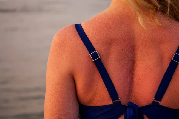 Mujer de mediana edad amante anciano y joven abrazándose al atardecer en la playa junto al mar.pareja amorosa por el océano vacaciones románticas Día de San Valentín 14 de febrero — Foto de Stock