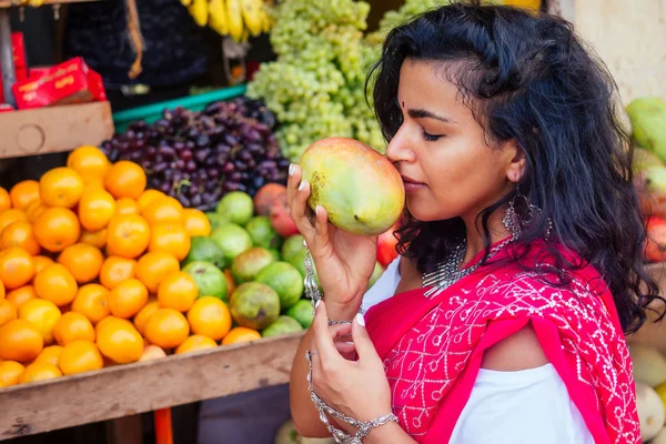 Vendedor menina de viagem no mercado de rua e um comprador em uma loja de frutas na Índia — Fotografia de Stock