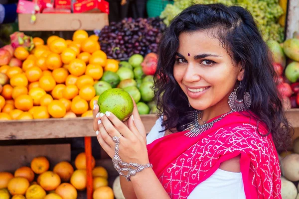 Vendedor de chicas de viaje en el mercado callejero y un comprador en una tienda de frutas en la India —  Fotos de Stock