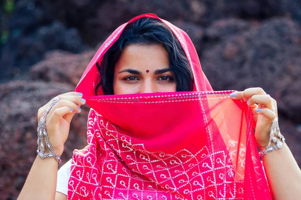 Retrato de modelo feminino indiano atraente em férias na praia tropical paradisíaca por mar oceânico. mulher hindu com jóias kundan conjunto tradicional Índia traje vermelho casamento sari.asian menina olhar sensual — Fotografia de Stock