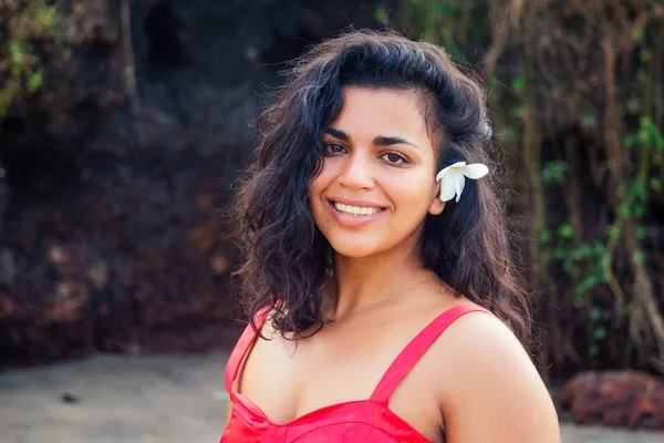 Retrato de atractivo indio de raza mixta modelo femenino en vacaciones en el paraíso playa tropical junto al mar océano. hindú mujer rojo sexy vestido .asian chica sensual mirada, sonrisa blanca y piel perfecta bronceada —  Fotos de Stock