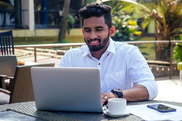 Indischer Geschäftsmann arbeitet an Tablet-Computer Copyspace am tropischen Strand Cafe.Freelancer Mann in weißem Hemdkragen surfen Online-Verkauf Erfolg und Freiheit — Stockfoto