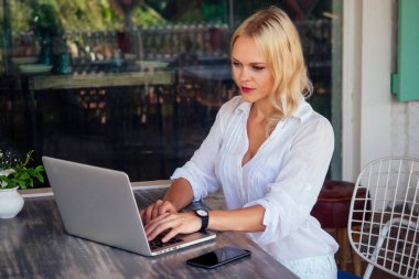 Yaz kafede oturan plajda dizüstü bilgisayar ile Kadın serbest serbest .iş bayan uzaktan iş sörfçü sörf online tarayıcı