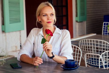 restoran yaz kafede gül ile bayan