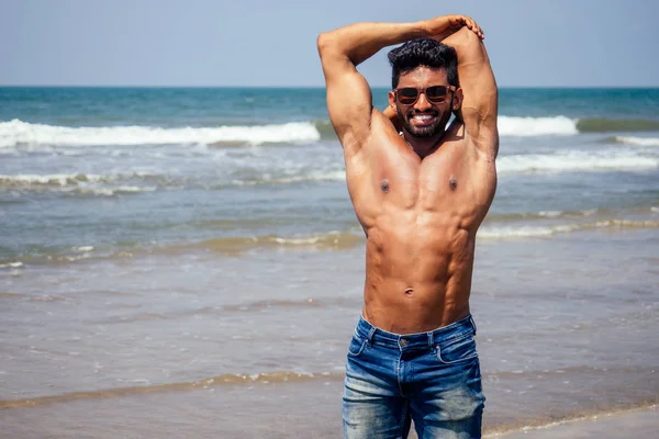 ハンサムな筋肉の黒髪サーファー運動筋肉と健康な黒人は、夏の朝の間にビーチで暖かいインドの海ゴア休暇 — ストック写真